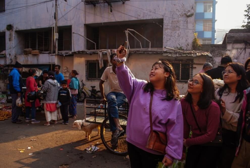 Morning unfolds in kolkata's tiretta bazar